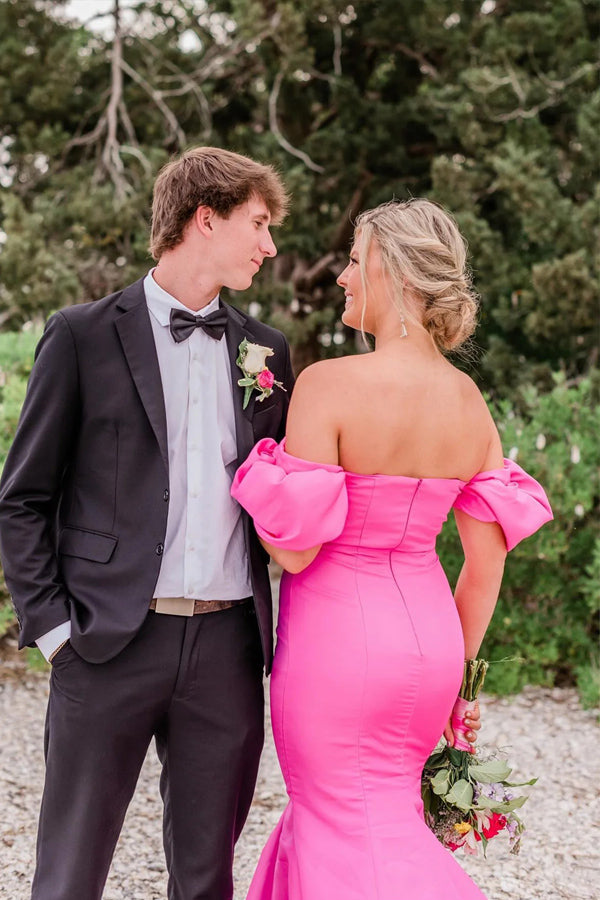 Vestido de fiesta largo rosa intenso con corte sirena, sin tirantes y hombros descubiertos