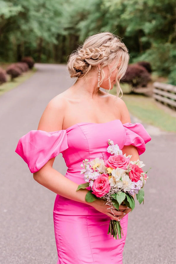 Vestido de fiesta largo rosa intenso con corte sirena, sin tirantes y hombros descubiertos