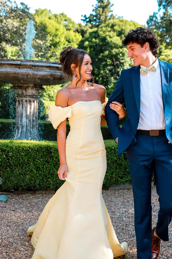 Vestido de fiesta largo rosa intenso con corte sirena, sin tirantes y hombros descubiertos