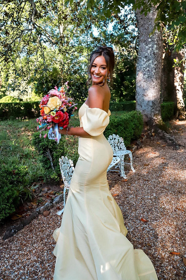 Vestido de fiesta largo rosa intenso con corte sirena, sin tirantes y hombros descubiertos