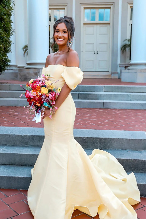 Vestido de fiesta largo rosa intenso con corte sirena, sin tirantes y hombros descubiertos