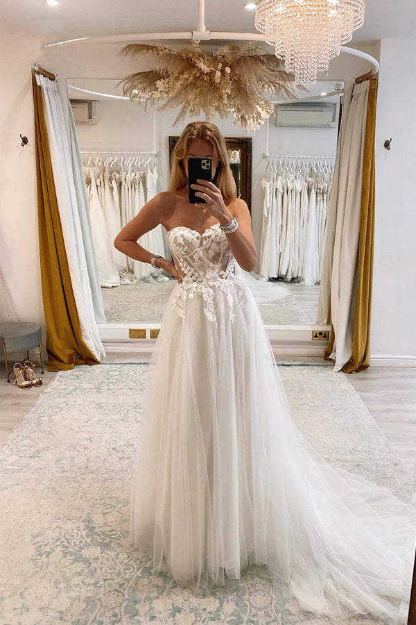 Schulterfreies, herzförmiges Brautkleid mit Spitzenapplikationen