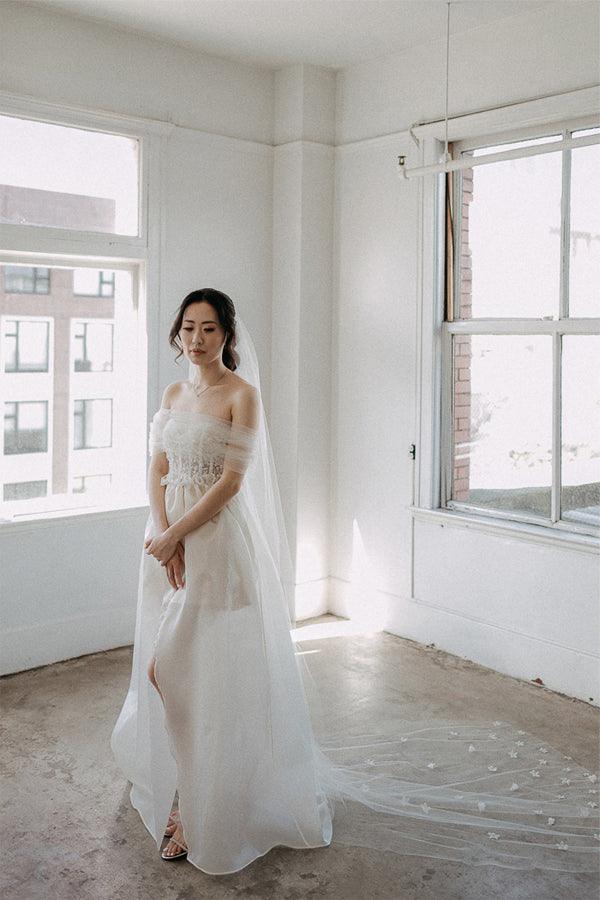 Schulterfreies Brautkleid aus Satin mit Schlitz und langem Schleier