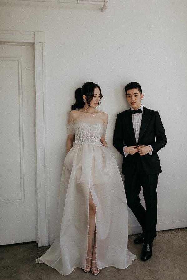 Schulterfreies Brautkleid aus Satin mit Schlitz und langem Schleier