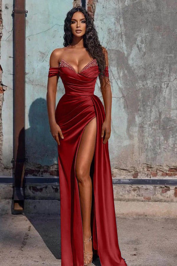 Vestido de fiesta de sirena con hombros descubiertos y abertura alta con cuentas