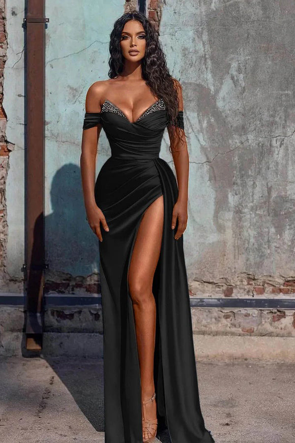Vestido de fiesta de sirena con hombros descubiertos y abertura alta con cuentas