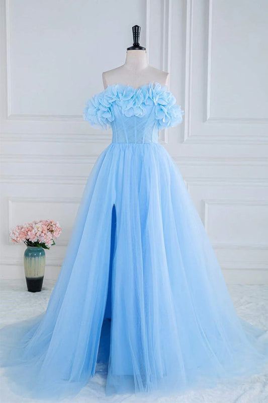 Vestido de fiesta azul de tul con corte A y flores, sin tirantes y hombros descubiertos