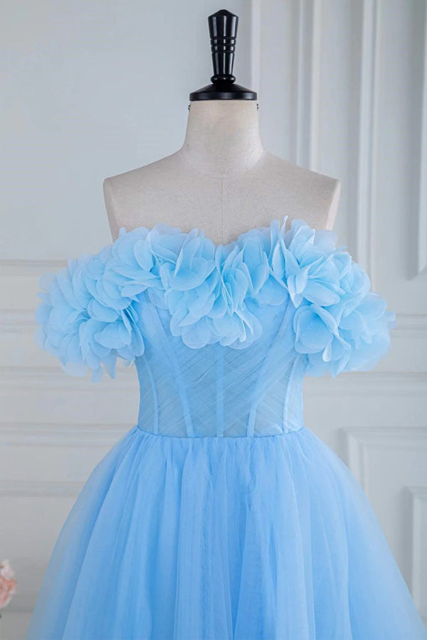 Vestido de fiesta azul de tul con corte A y flores, sin tirantes y hombros descubiertos