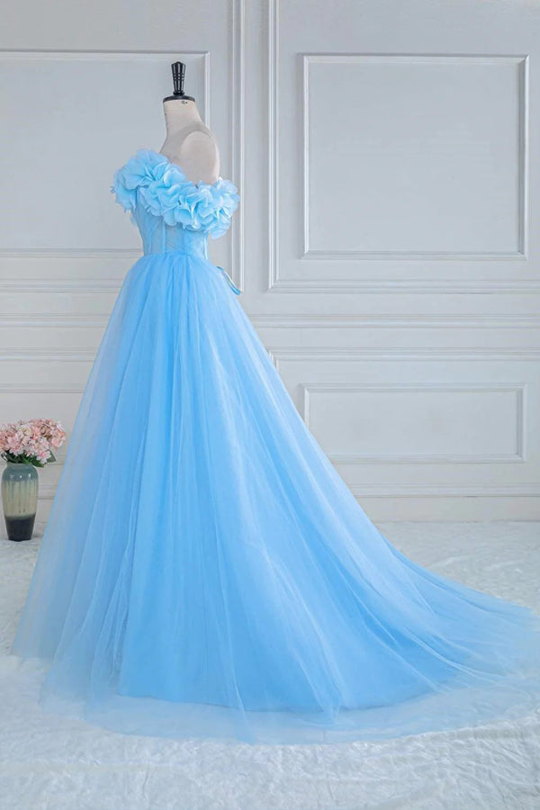 Vestido de fiesta azul de tul con corte A y flores, sin tirantes y hombros descubiertos