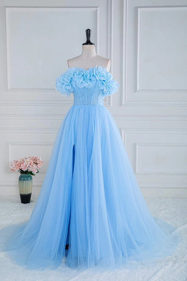 Vestido de fiesta azul de tul con corte A y flores, sin tirantes y hombros descubiertos