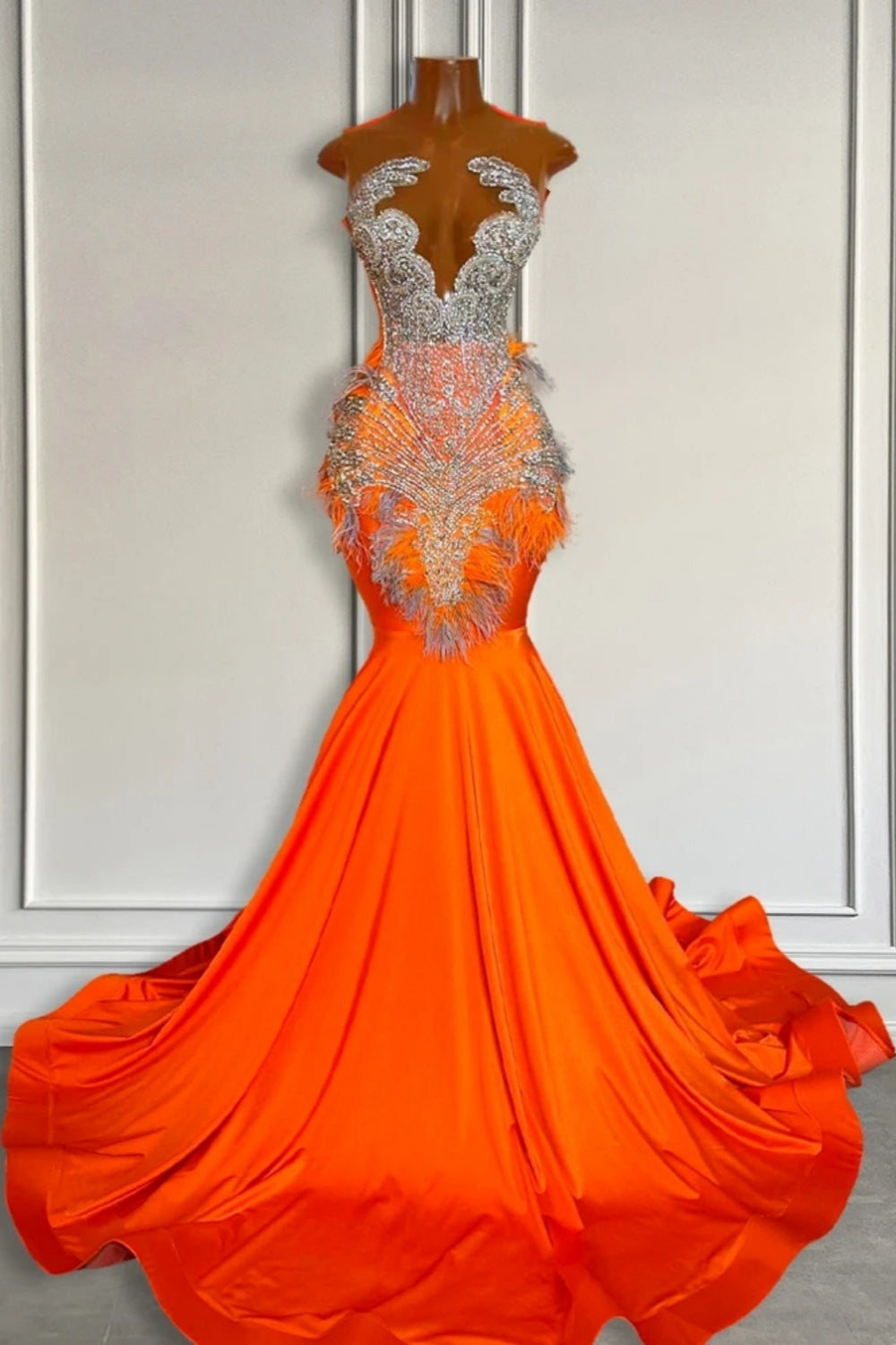 Vestidos de fiesta de sirena de satén con escote joya, sin mangas y cola larga