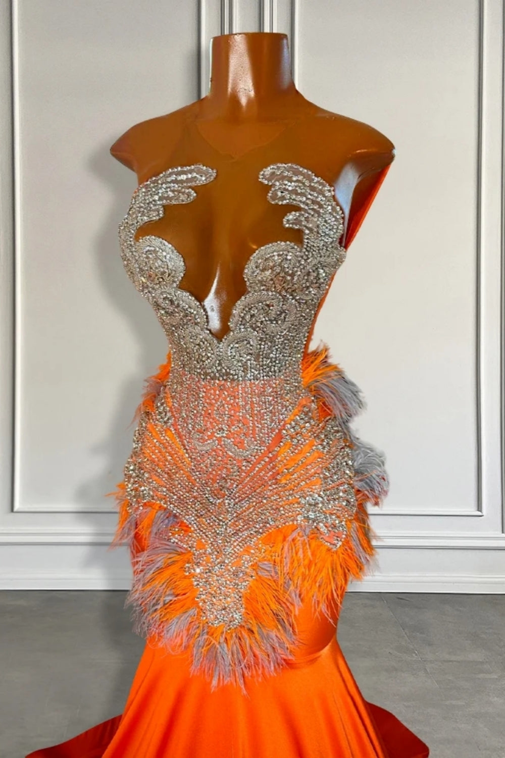 Vestidos de fiesta de sirena de satén con escote joya, sin mangas y cola larga