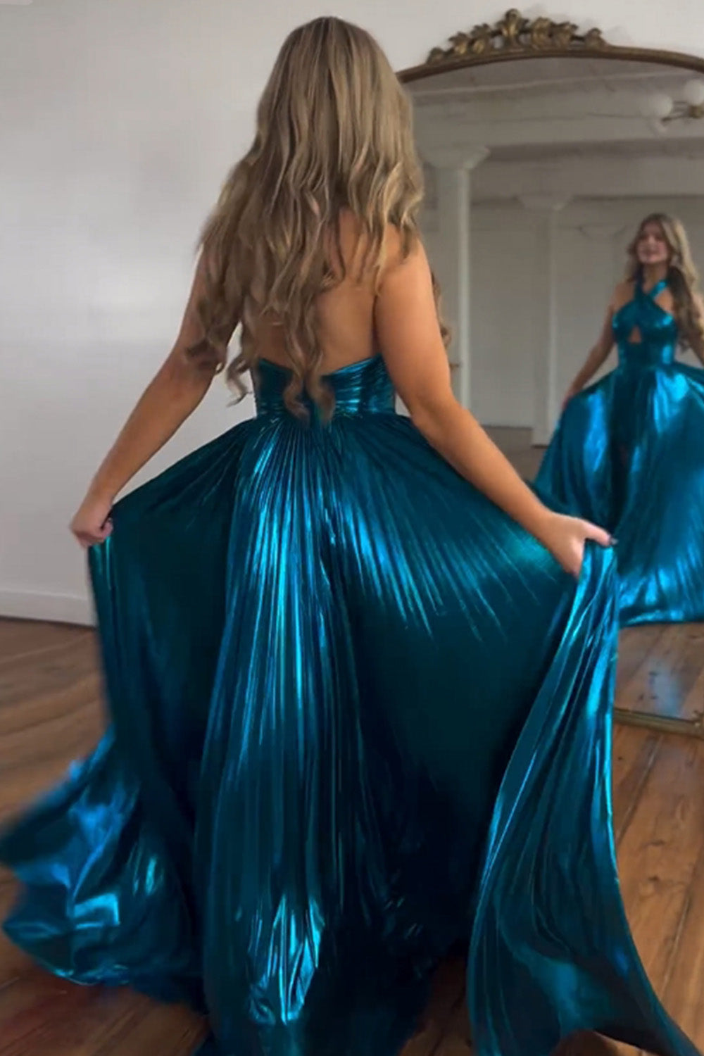 Vestido de fiesta largo azul pavo real con escote halter y corte A con abertura