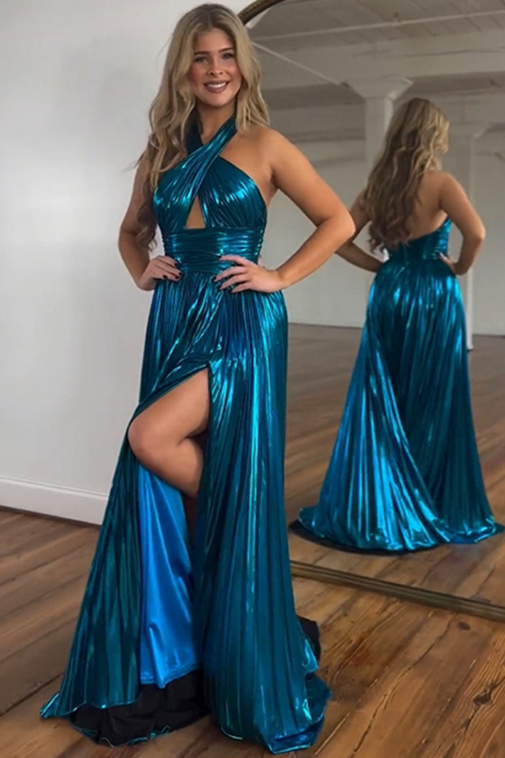 Vestido de fiesta largo azul pavo real con escote halter y corte A con abertura