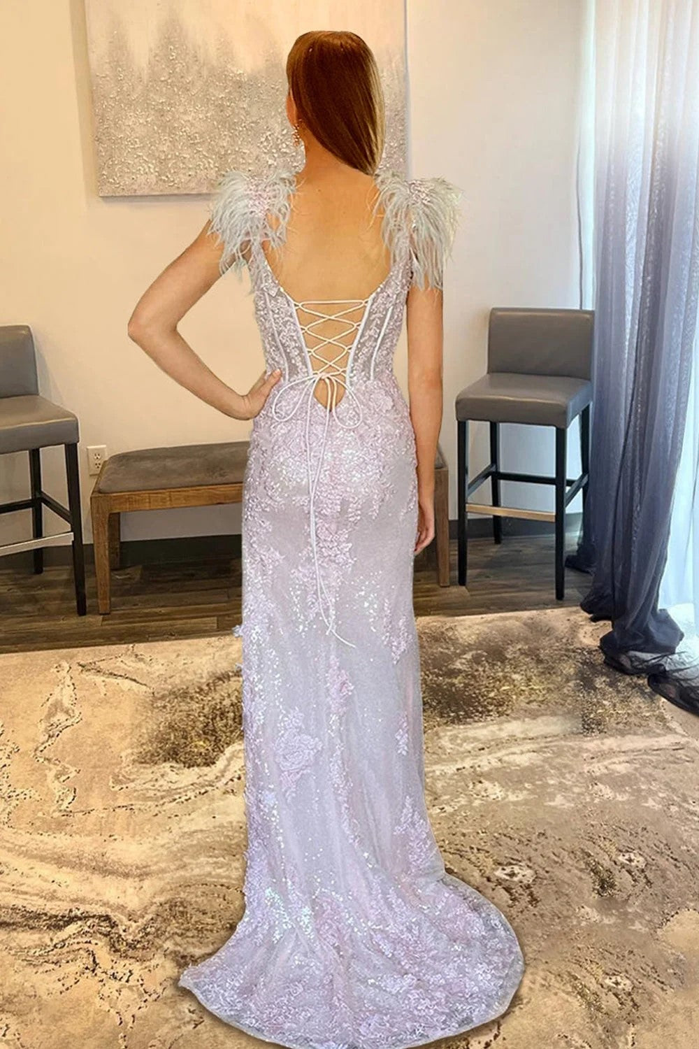 Vestido de fiesta de sirena con apliques rosas y plumas