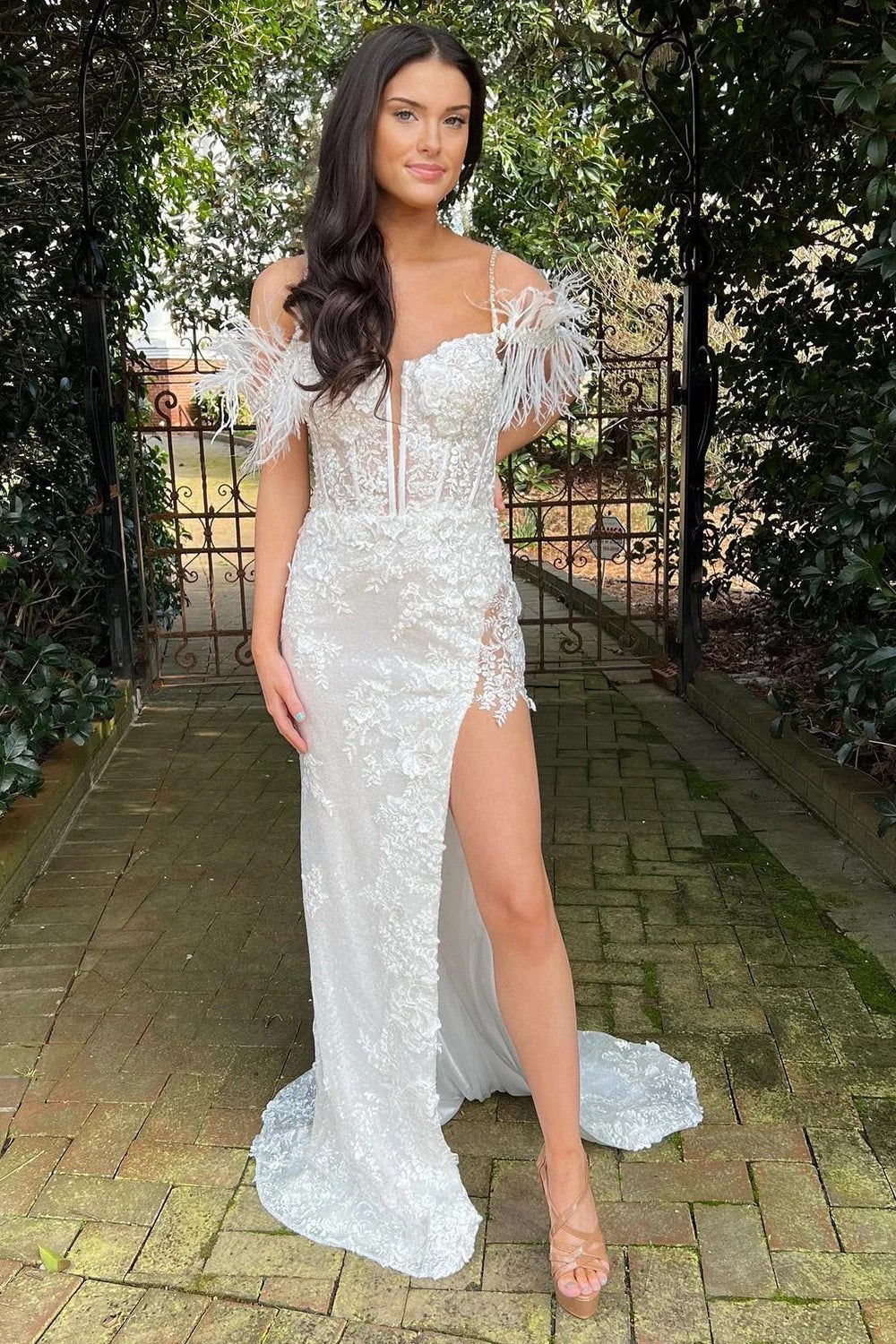 Vestido de fiesta de sirena con apliques rosas y plumas