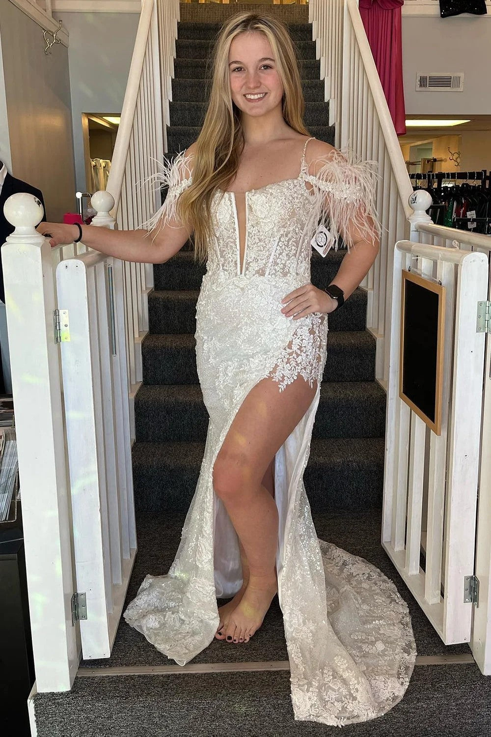 Vestido de fiesta de sirena con apliques rosas y plumas