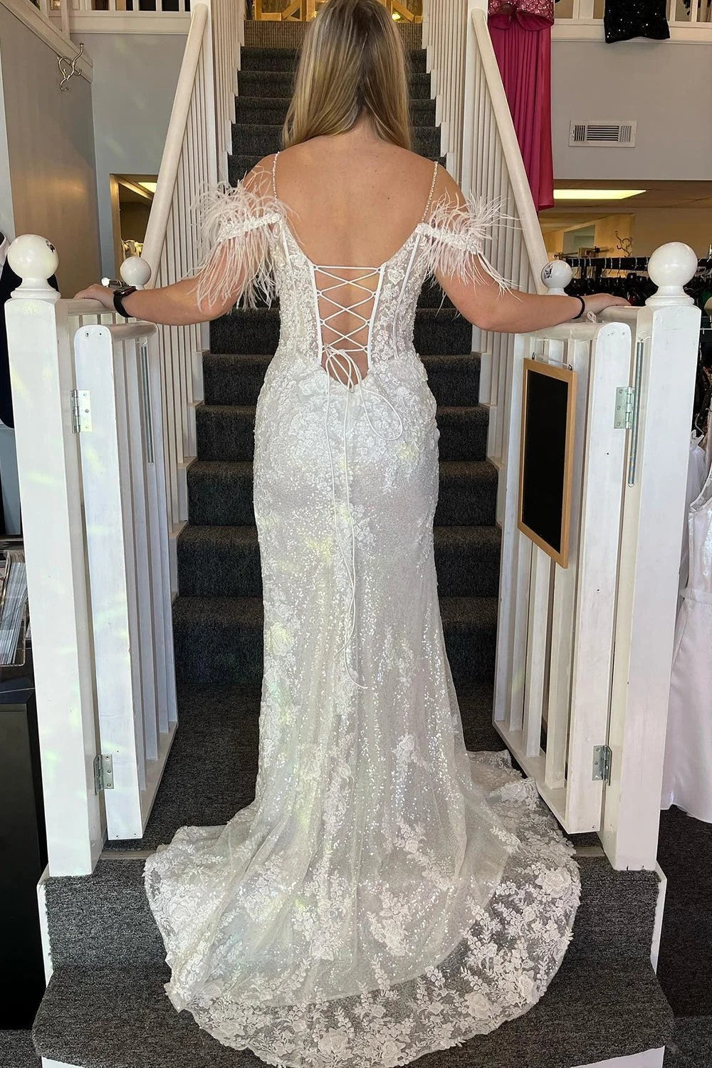 Vestido de fiesta de sirena con apliques rosas y plumas