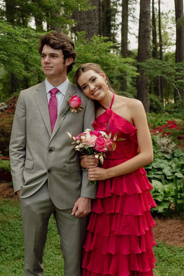 Hermoso vestido de fiesta largo fucsia con volantes y cuello halter