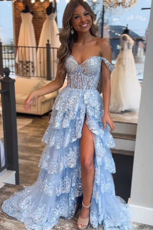 Impresionante vestido de fiesta azul de princesa con volantes de encaje y capas