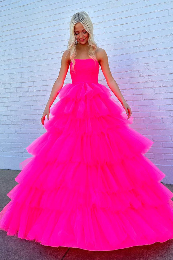 Vestido de fiesta largo de tul rosa intenso sin tirantes y escalonado de princesa
