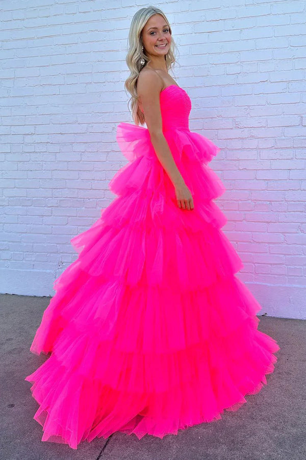 Vestido de fiesta largo de tul rosa intenso sin tirantes y escalonado de princesa