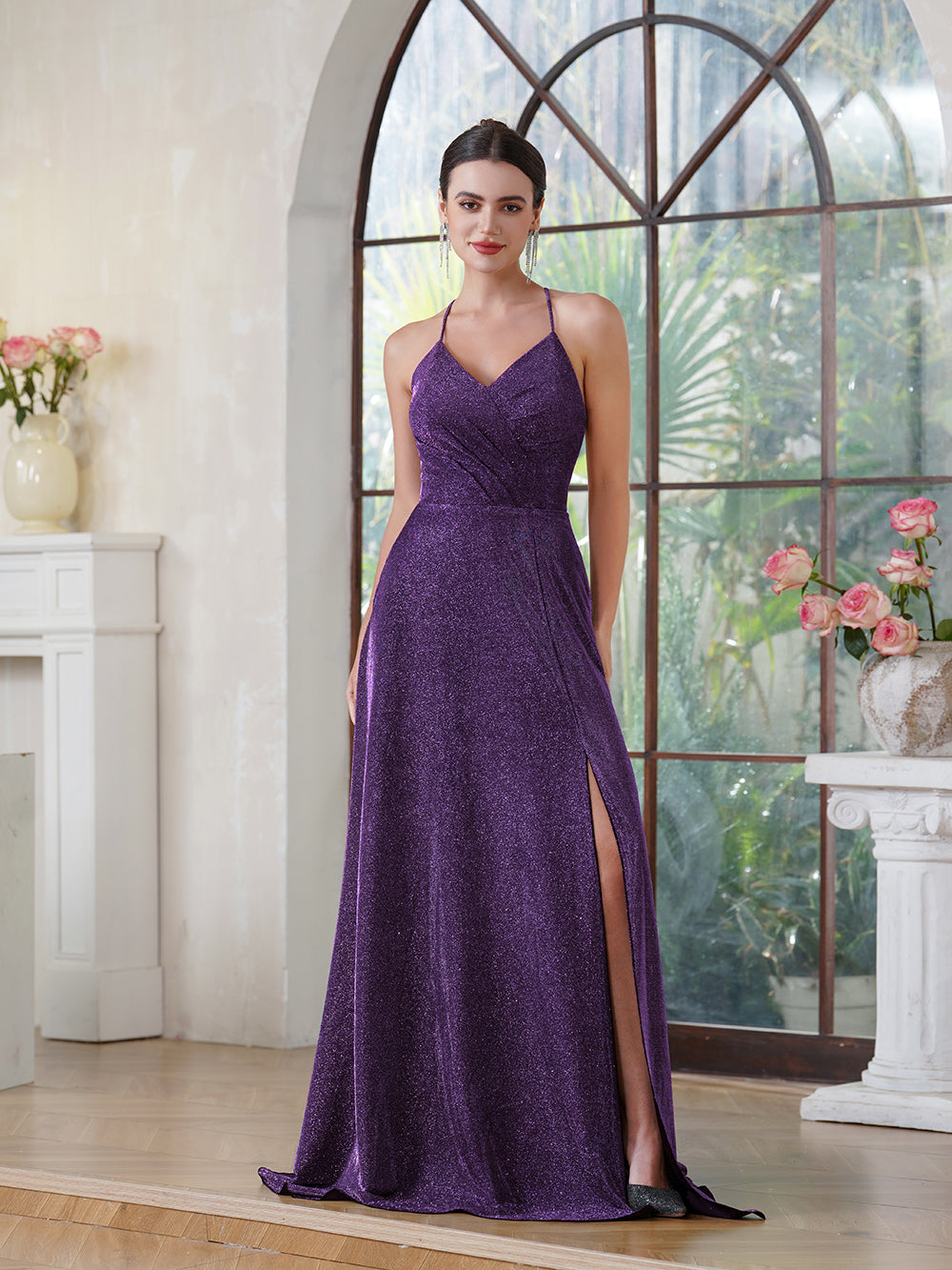 Elegante vestido de fiesta largo de seda brillante con escote en V y corte A, con abertura lateral y bolsillo.