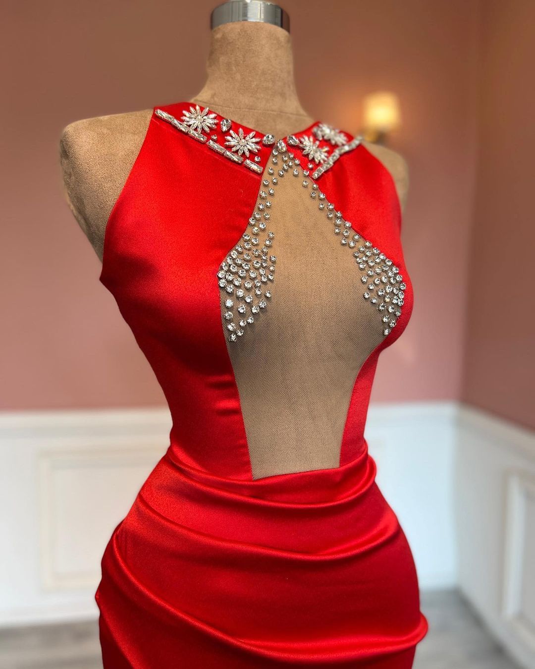 Vestido de fiesta rojo sin mangas con escote en forma de columna y cuentas con abertura