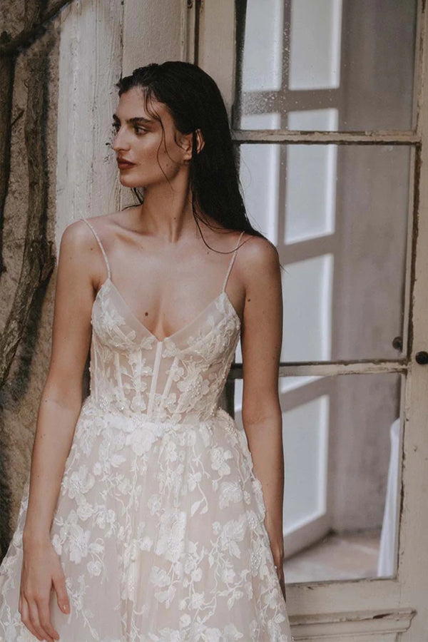 Romantisches böhmisches Brautkleid mit Trägern und V-Ausschnitt und Spitzenapplikationen