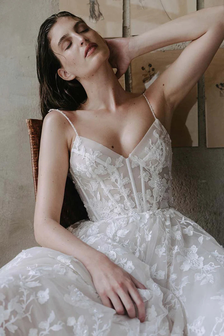 Romantisches böhmisches Brautkleid mit Trägern und V-Ausschnitt und Spitzenapplikationen