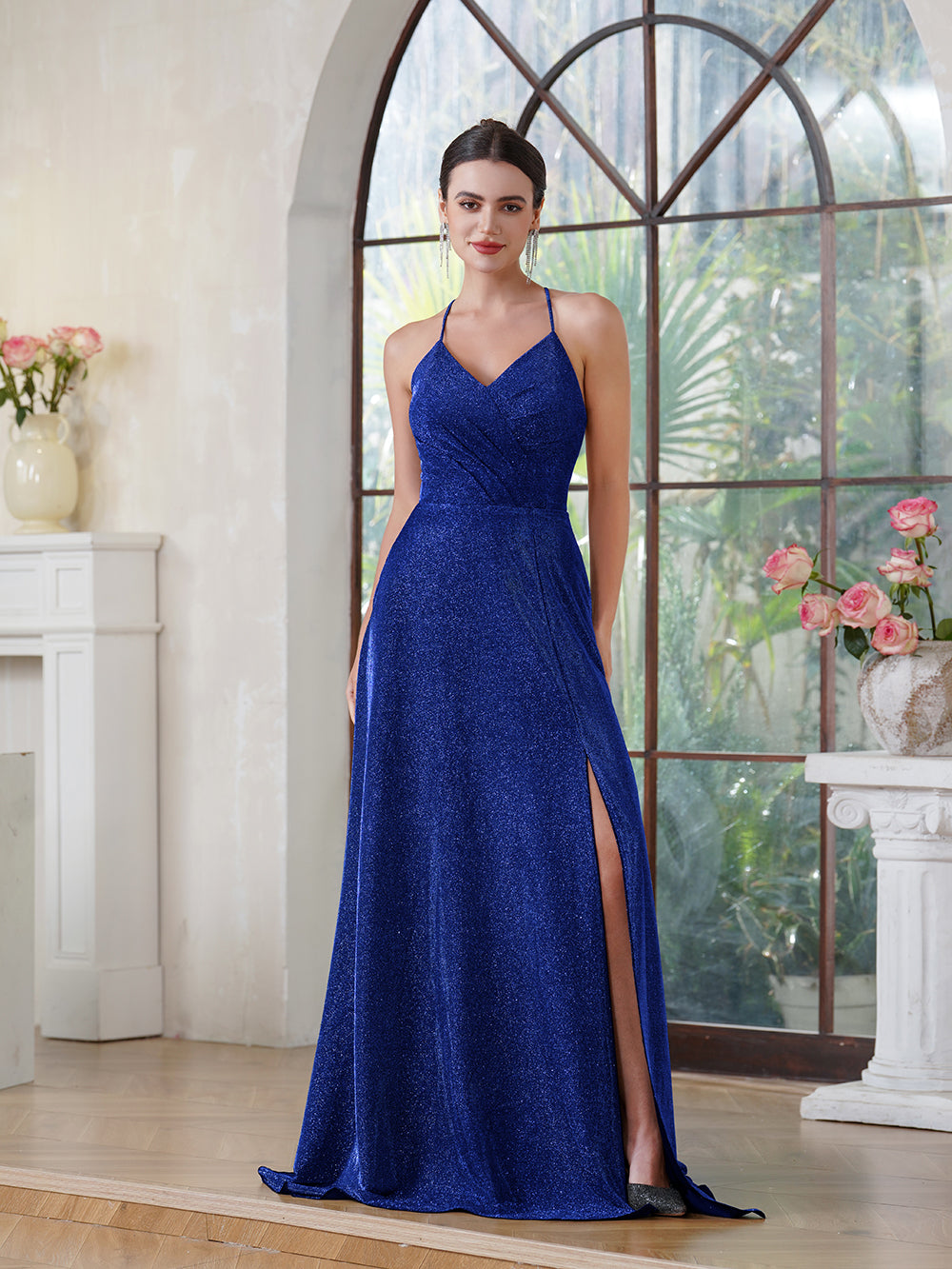 Elegante vestido de fiesta largo de seda brillante con escote en V y corte A, con abertura lateral y bolsillo.
