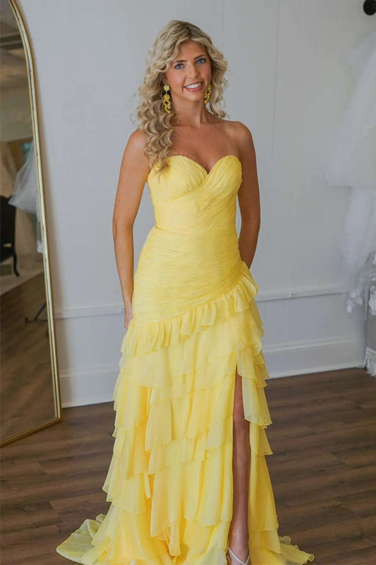Vestido de fiesta largo amarillo ajustado con volantes fruncidos y abertura