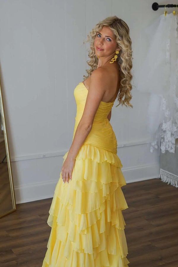 Vestido de fiesta largo amarillo ajustado con volantes fruncidos y abertura