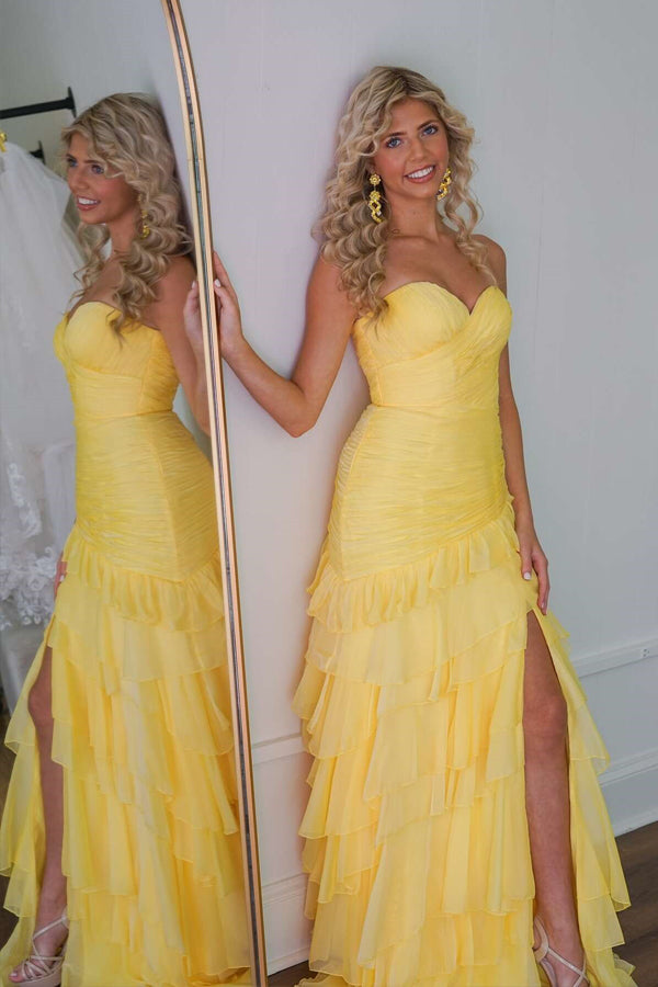 Vestido de fiesta largo amarillo ajustado con volantes fruncidos y abertura