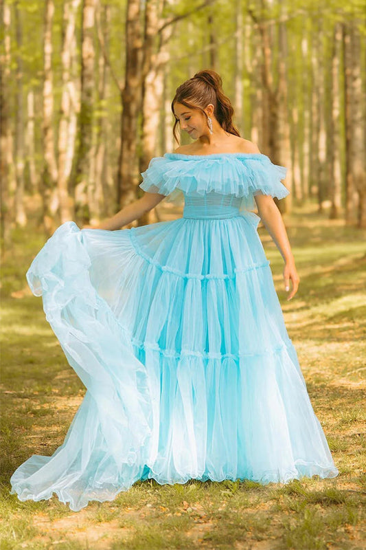 Vestido de fiesta azul de corte A con corsé y hombros descubiertos con volantes