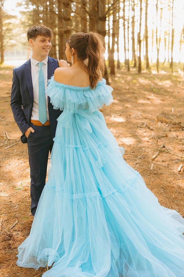 Vestido de fiesta azul de corte A con corsé y hombros descubiertos con volantes