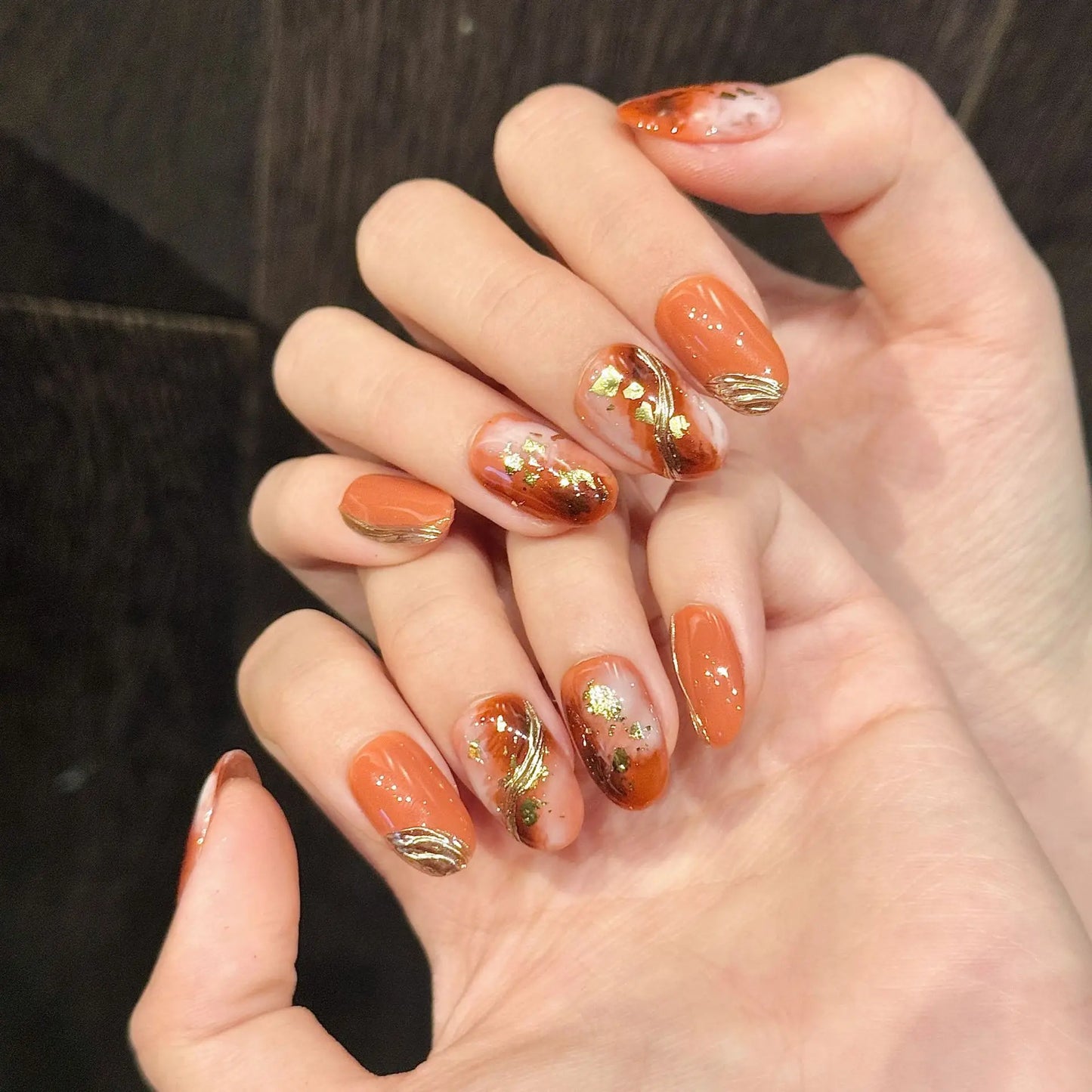 10 uñas postizas hechas a mano con diseño de lámina dorada brillante y naranja, estilo japonés, para mujeres y niñas.