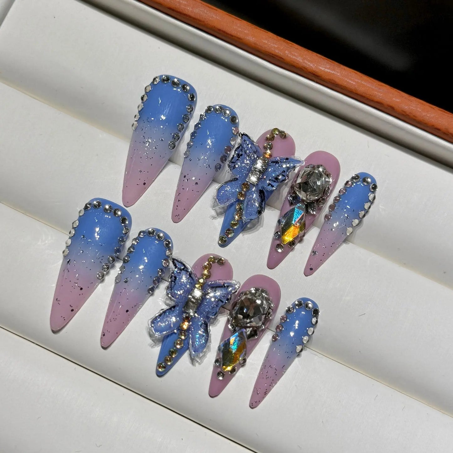 10 uñas postizas retro con lazo, color rosa brillante, largas, de aguja, blancas, estilo francés, hechas a mano, con diseño de flores de primavera.
