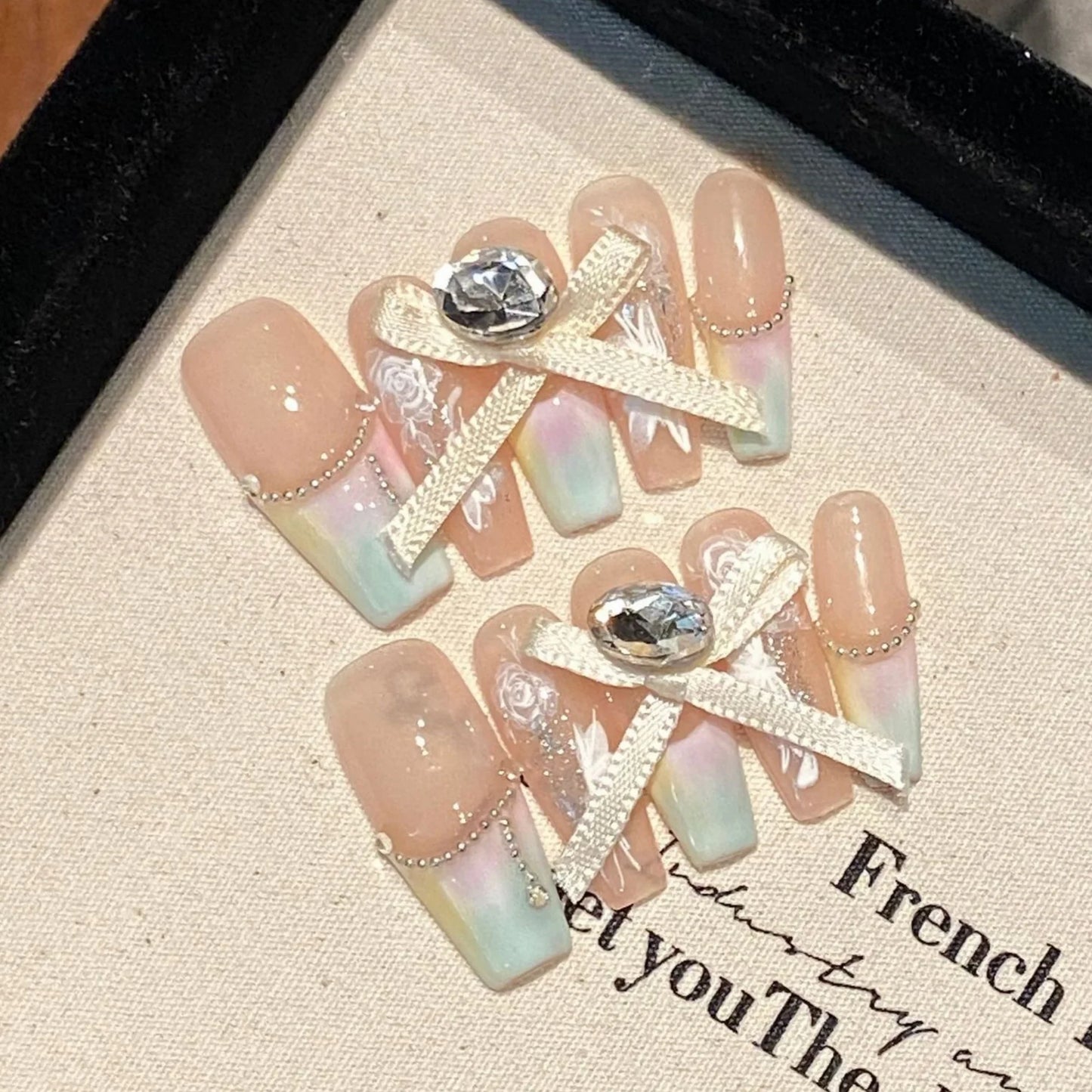 10 uñas postizas hechas a mano, estilo chino, plateadas, con puntas francesas, pintadas a mano, con hojas de bambú, perlas y diamantes.