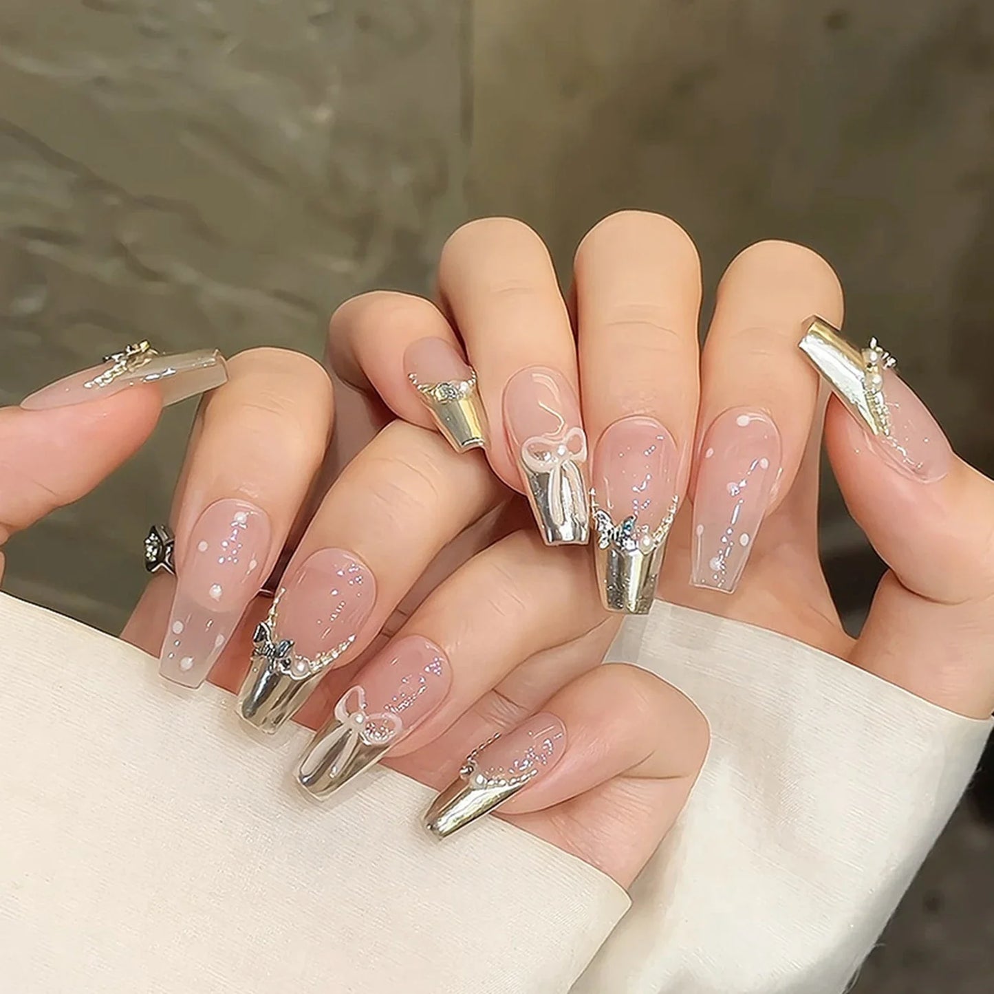 10 uñas postizas francesas hechas a mano, de longitud media, estilo ataúd, con diseño de mariposas, perlas y lazos de metal.