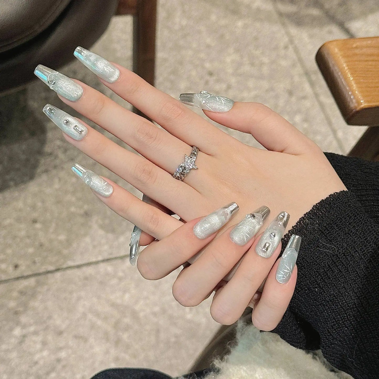 10 uñas postizas hechas a mano, estilo chino, plateadas, con puntas francesas, pintadas a mano, con hojas de bambú, perlas y diamantes.