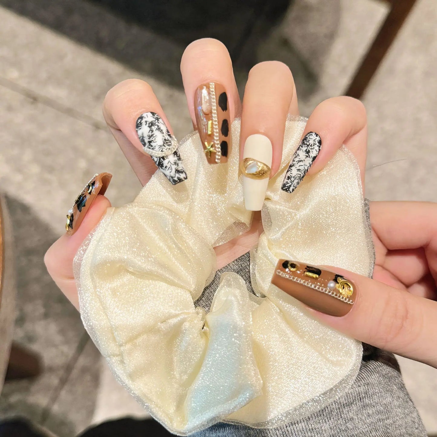 10 uñas postizas hechas a mano, color marrón mate, de longitud media, estilo ataúd, con cadena de metal y decoración de perlas, uñas artificiales para otoño.