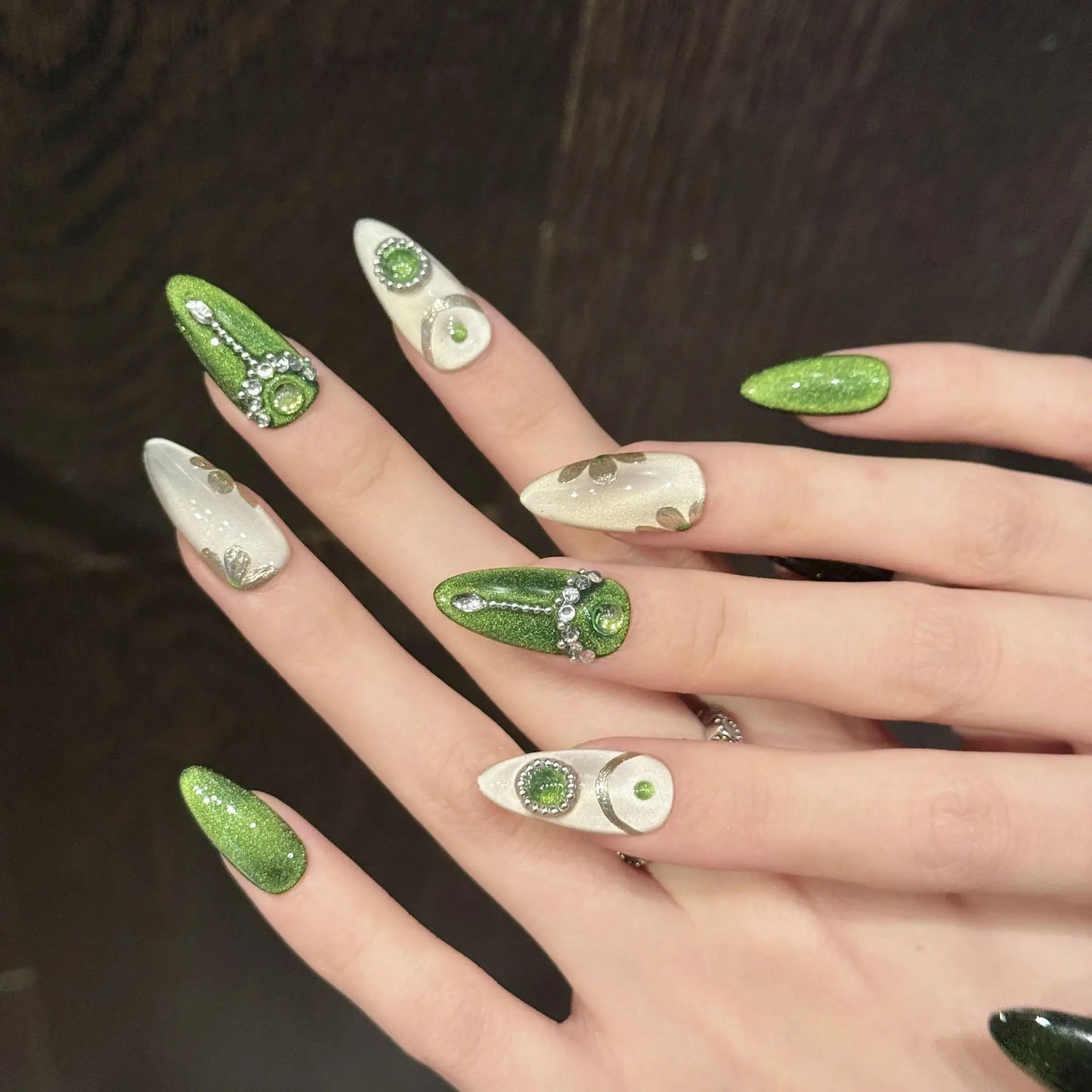 10 uñas postizas hechas a mano con diseño de ojo de gato verde, de verano, con decoración de diamantes brillantes, ligeras y de lujo para niñas.