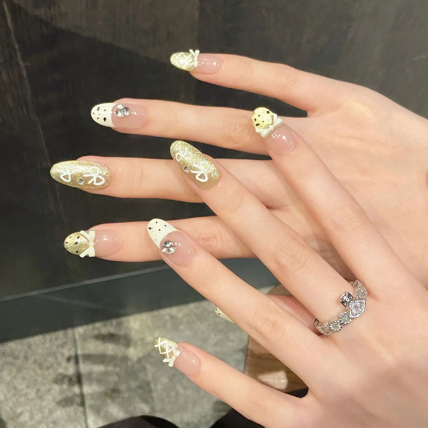 10 uñas postizas hechas a mano, estilo kawaii, almendra blanca, lazo francés, decoración, polvo dorado brillante, ojo de gato, uñas postizas dulces.