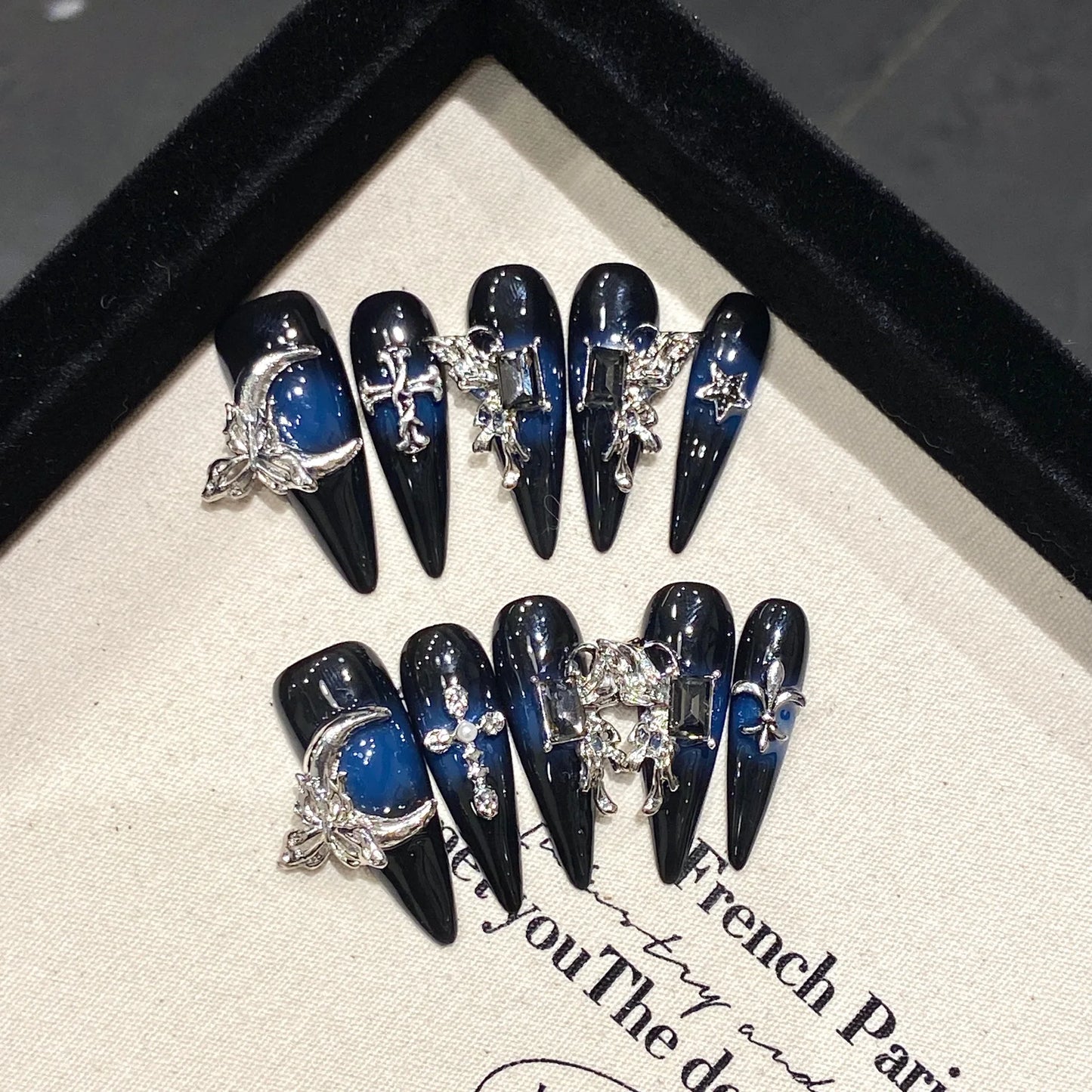 10 Stück handgefertigte Press-On-Nägel, dunkelschwarz, langer Stiletto, 3D-Schleifen, Strass-Dekor, künstliche Nägel, süße, coole Maniküre für Frauen