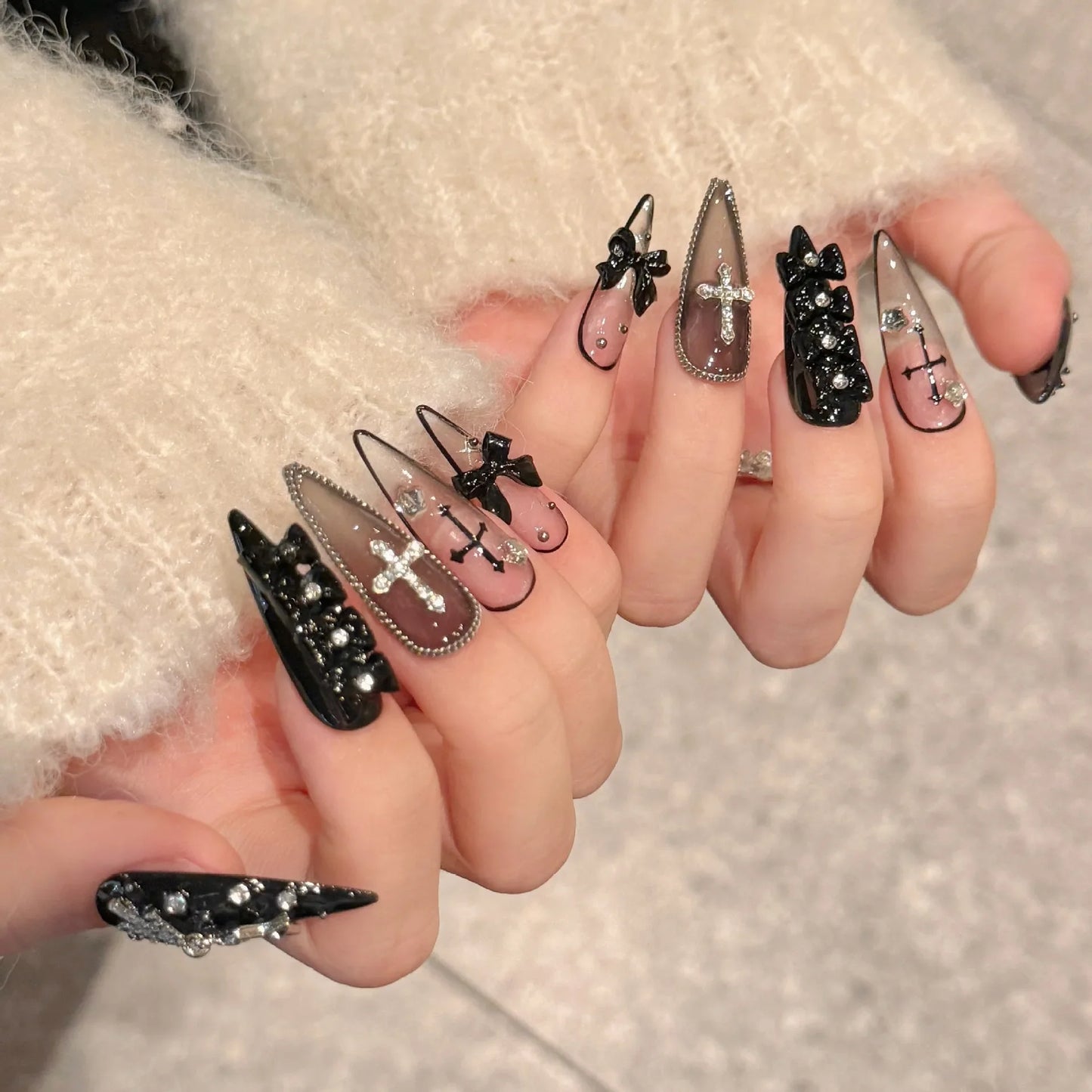 10 Stück handgefertigte Press-On-Nägel, dunkelschwarz, langer Stiletto, 3D-Schleifen, Strass-Dekor, künstliche Nägel, süße, coole Maniküre für Frauen
