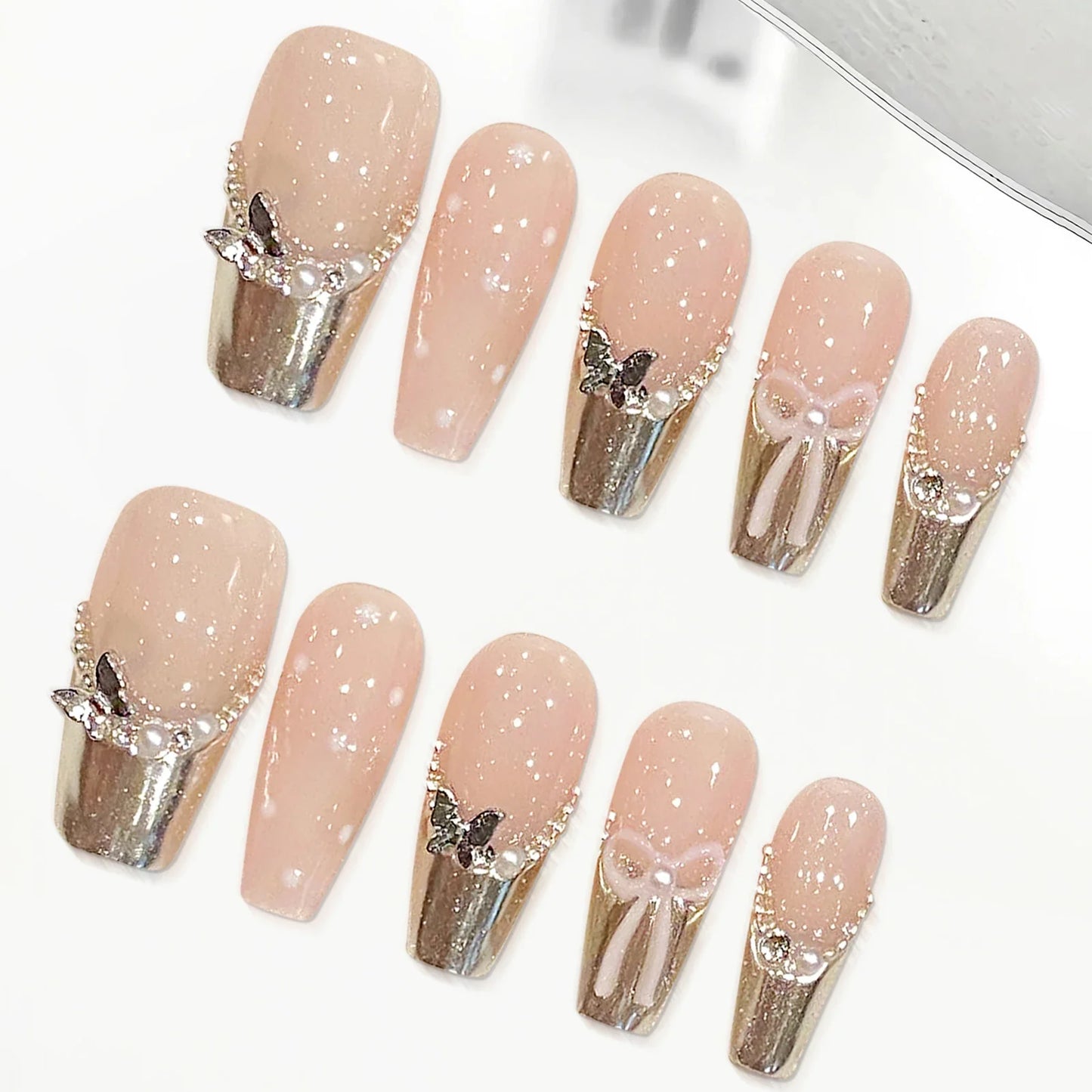 10 uñas postizas francesas hechas a mano, de longitud media, estilo ataúd, con diseño de mariposas, perlas y lazos de metal.