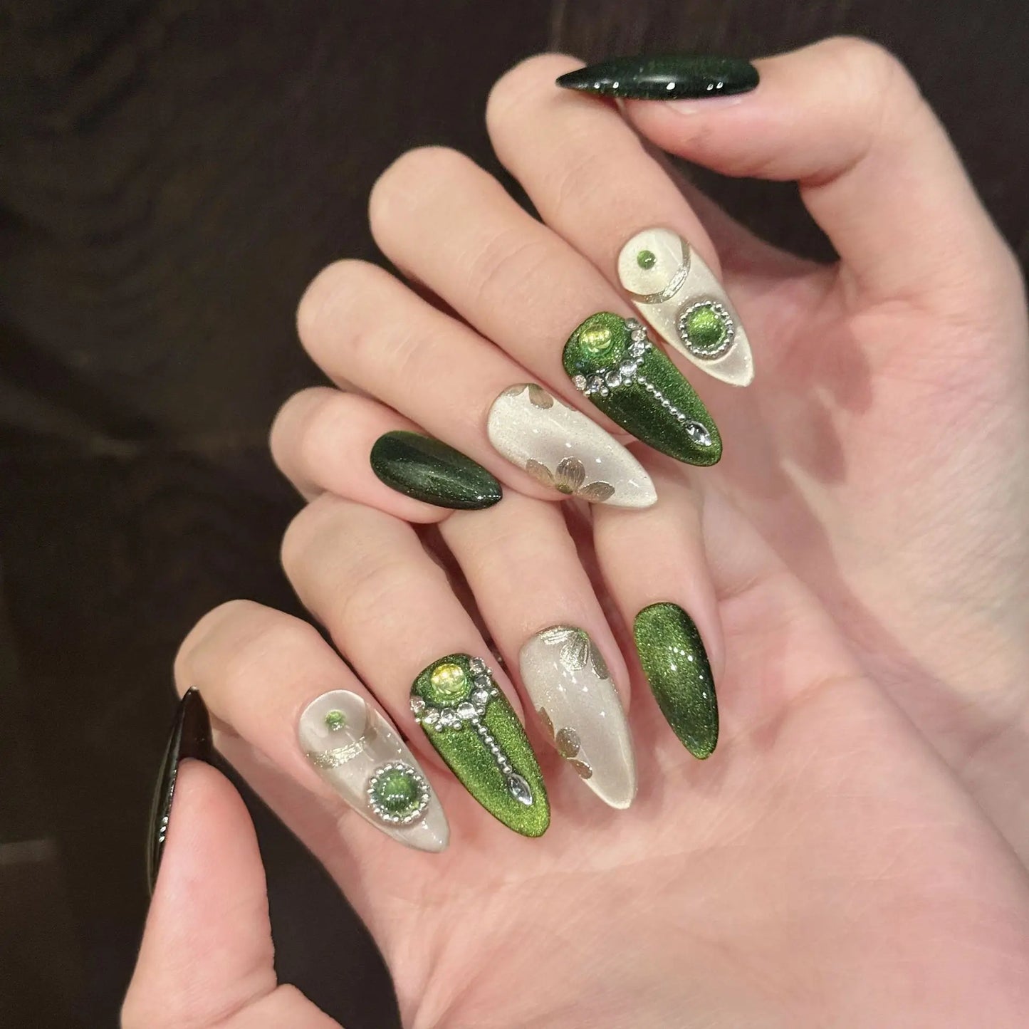 10 uñas postizas hechas a mano con diseño de ojo de gato verde, de verano, con decoración de diamantes brillantes, ligeras y de lujo para niñas.