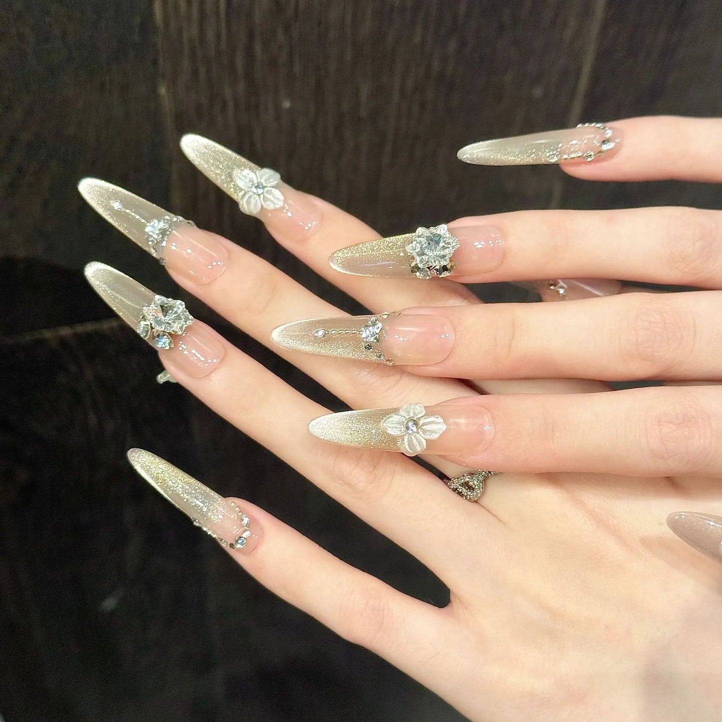 10 uñas postizas largas de almendra, estilo ballet, transparentes, con diseño de ojo de gato en 3D, hechas a mano, con flores talladas y diamantes de imitación.