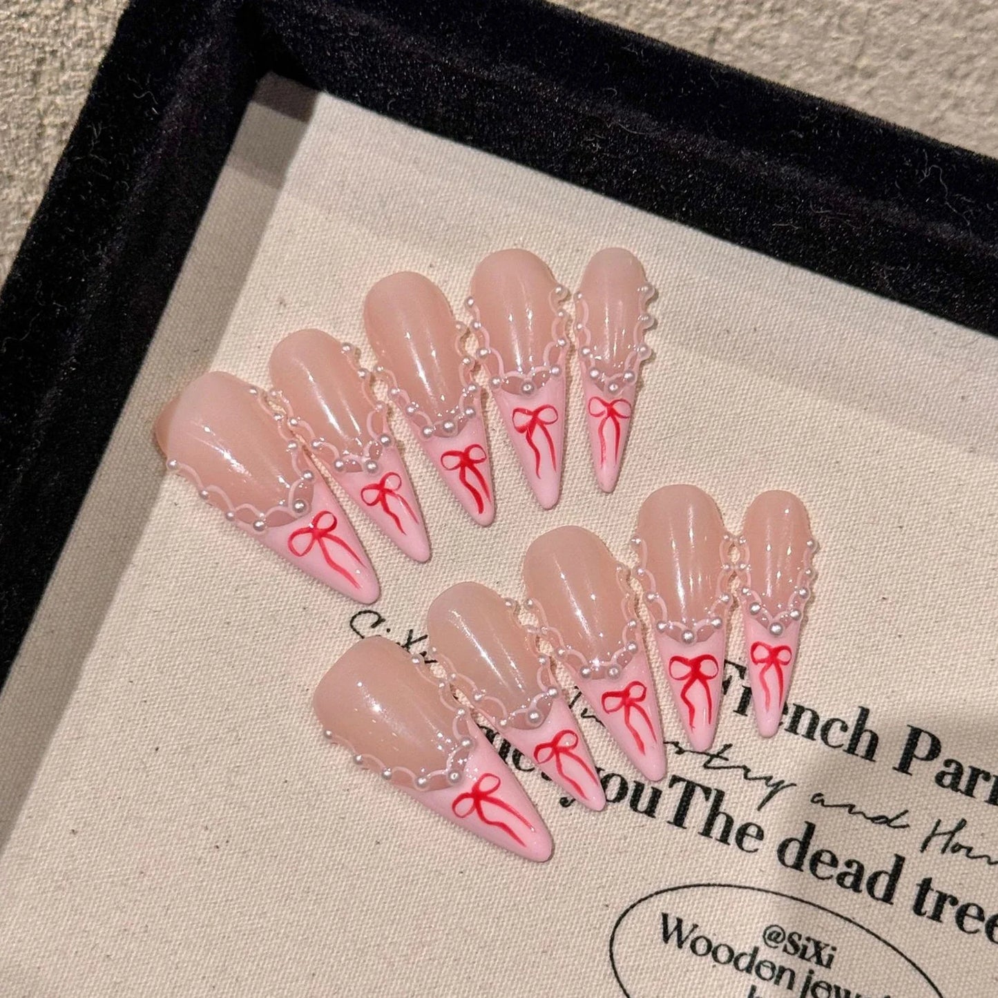 10 uñas postizas hechas a mano, largas y puntiagudas, con diseño de mariposas Aurora 3D, removibles, estilo francés.